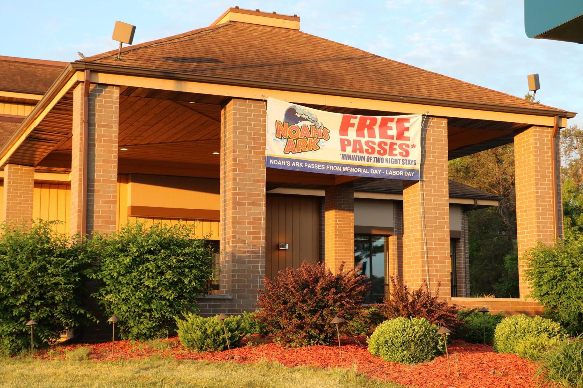 Best Western Ambassador Inn & Suites Wisconsin Dells Esterno foto